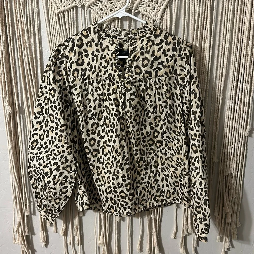 Button-front ruffleneck popover in leopard print